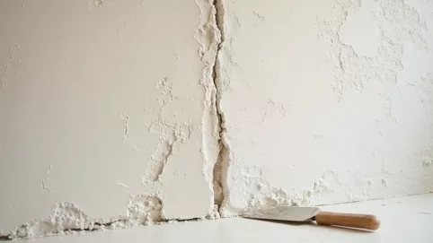 Czy tynki cementowo wapienne trzeba szpachlować