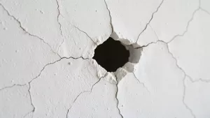 czym uzupełnić ubytki w tynku gipsowym