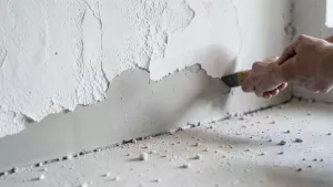 Jak usunąć tynk strukturalny ze ściany