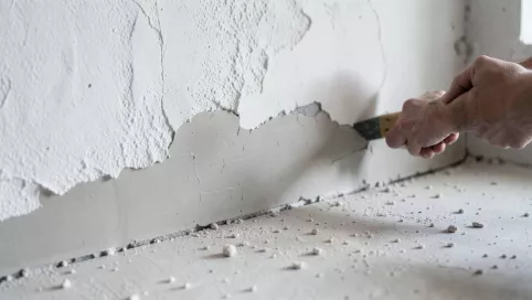 Jak usunąć tynk strukturalny ze ściany