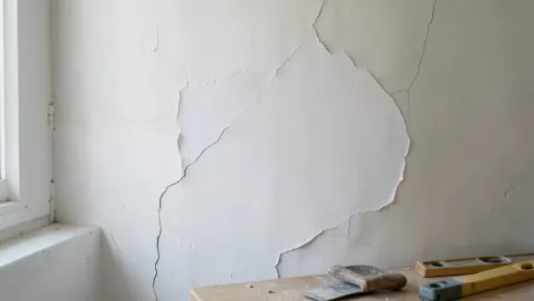 jak wyrównać ściany tynkiem