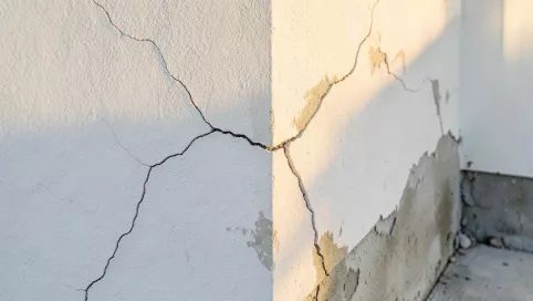mikropęknięcia na tynku silikonowym
