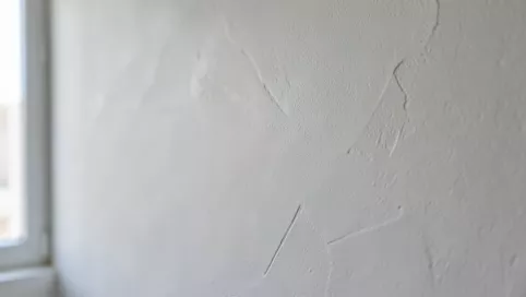 Tynk gipsowy maszynowy czy trzeba szpachlowac