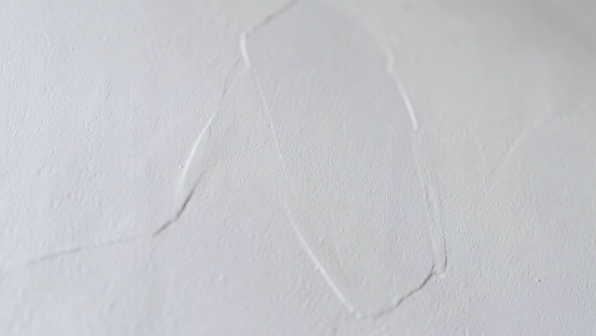 cienka warstwa tynku gipsowego