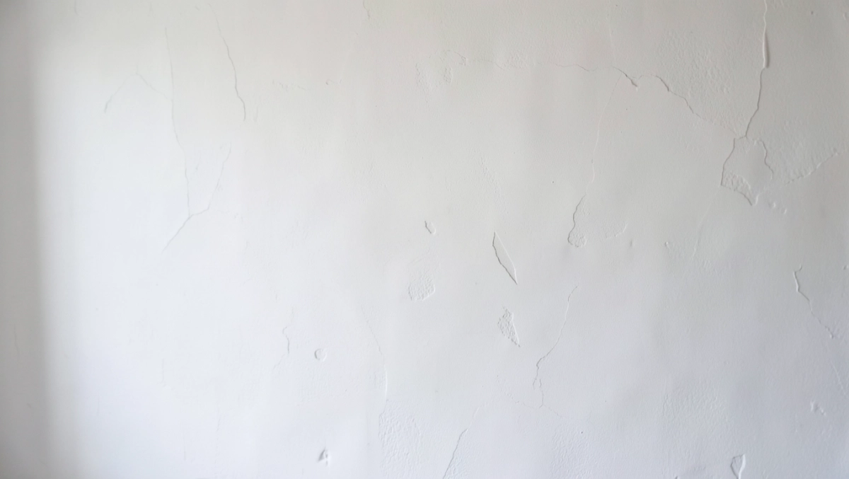 czy tynki gipsowe trzeba gladzic