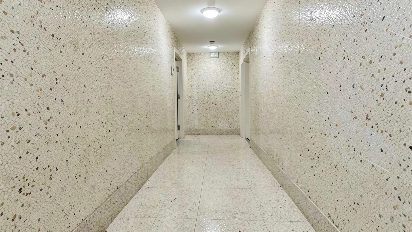 Marmolit w klatkach schodowych i korytarzach