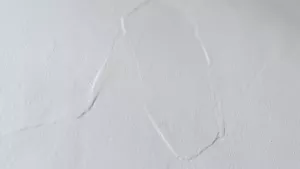 cienka warstwa tynku gipsowego