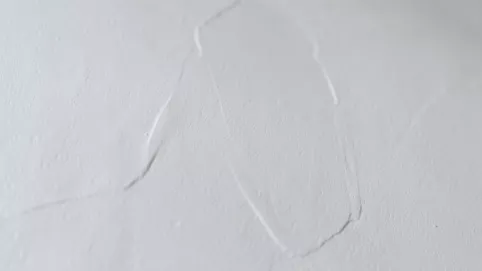 cienka warstwa tynku gipsowego