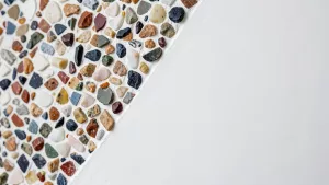 Czy tynk mozaikowy można malować