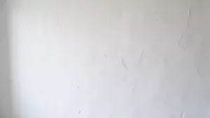 czy tynki gipsowe trzeba gladzic