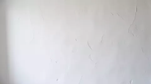 czy tynki gipsowe trzeba gladzic