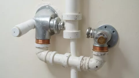 jakimi rurami podłączyć baterię podtynkową