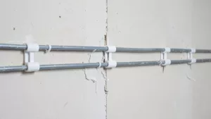 Mocowanie kabli do ściany pod tynk