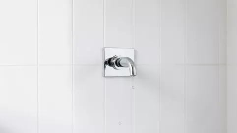 na jakiej wysokosci montuje sie baterie podtynkowa