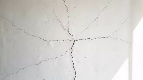 popękany tynk cementowo wapienny