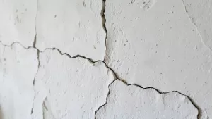 Stare tynki skuwać czy nie