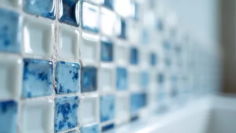 Układanie mozaiki na ścianie